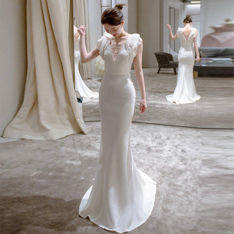 法式轻婚纱2022新款新娘简约缎面鱼尾出门纱气质小拖尾迎宾礼服女