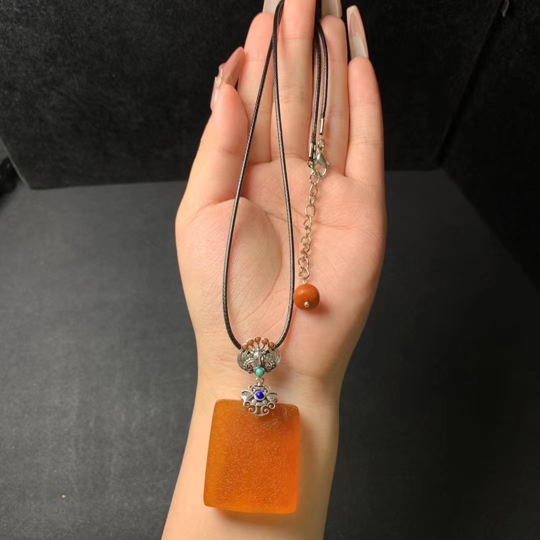 天然蜜蜡蜜糖色原石吊坠925银复古款扣头项饰可塘珠宝货源批发