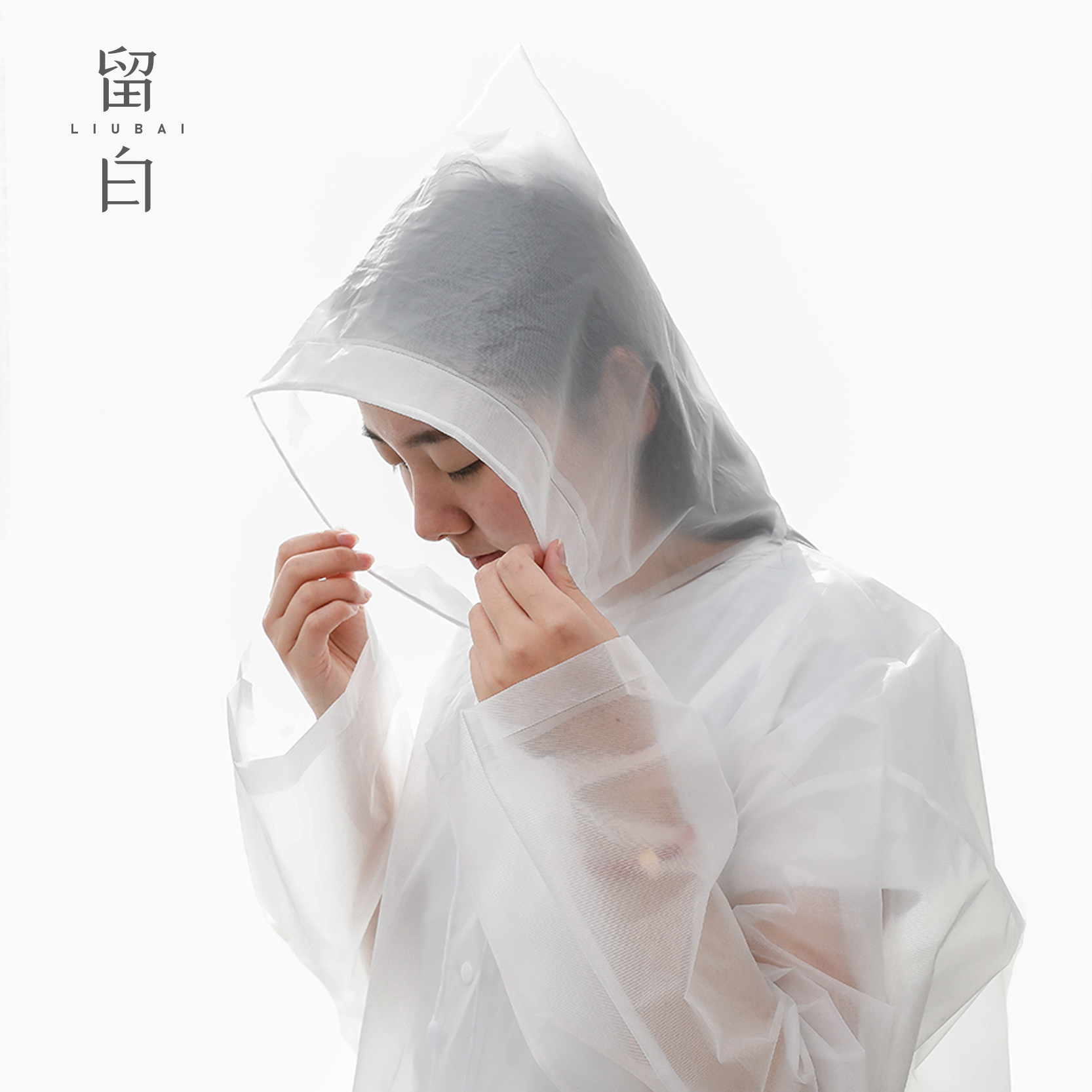 白色衣服淋雨变透明图片