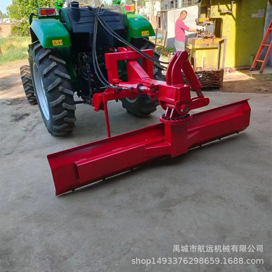 刮土板平地机于四轮拖拉机配套,作用是整平土壤.