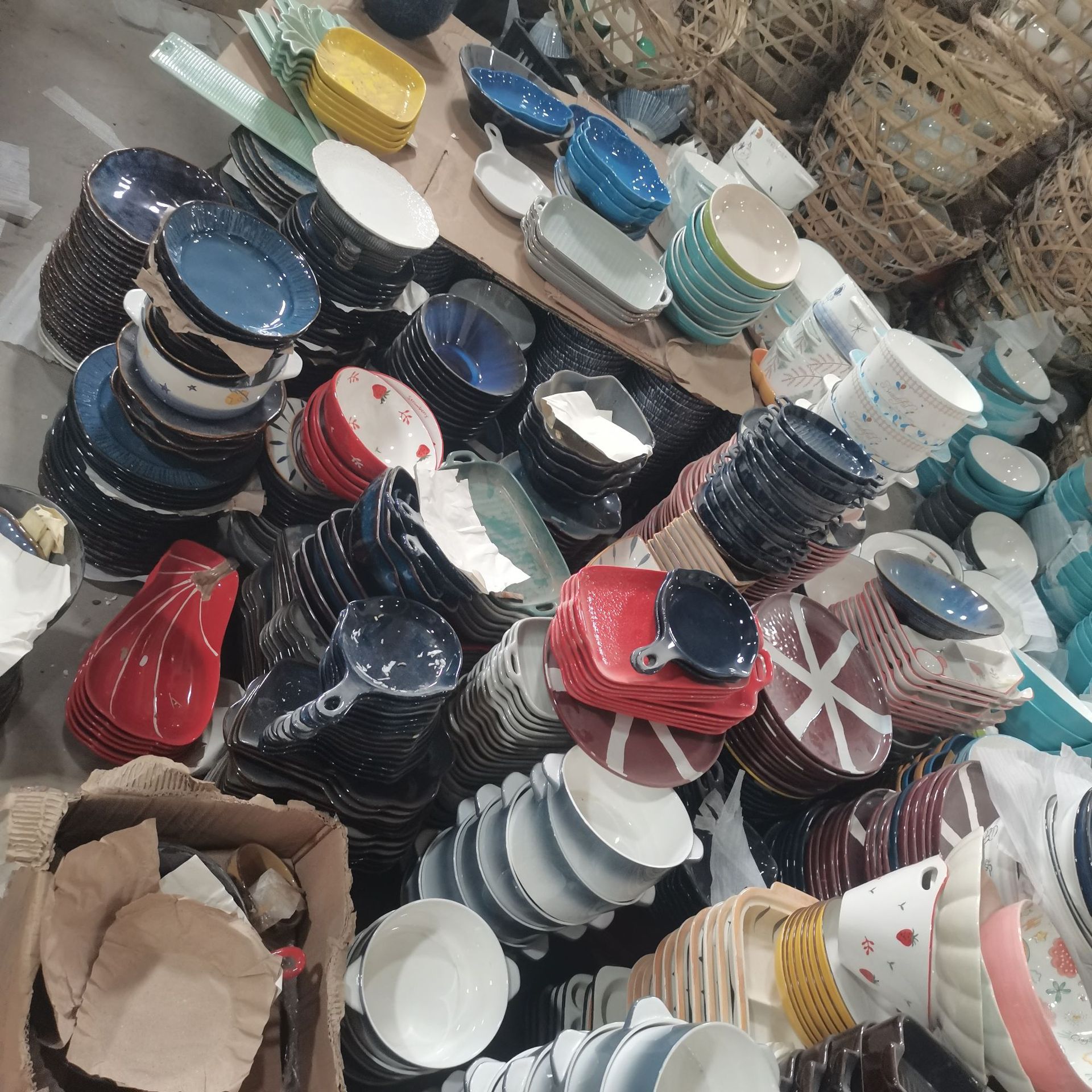 外贸陶瓷餐具 厂家货源批发摆地摊夜市陶瓷日用盘碗杯锅混批杂件