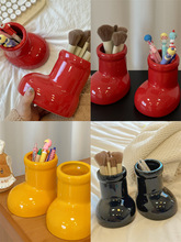 高颜值阿童木小红靴陶瓷创意桌面摆件花瓶装饰品笔筒化妆刷收纳筒