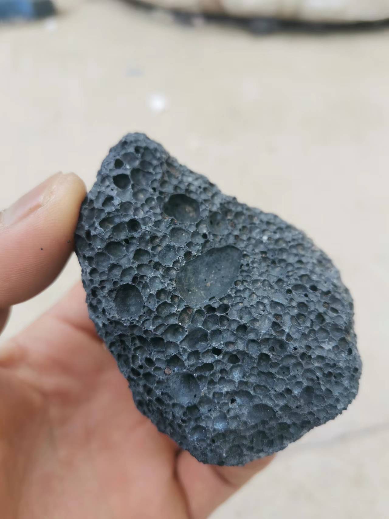 厂家供应天然火山石原石,香薰扩香石,鱼缸盆花办公家居摆饰摆件