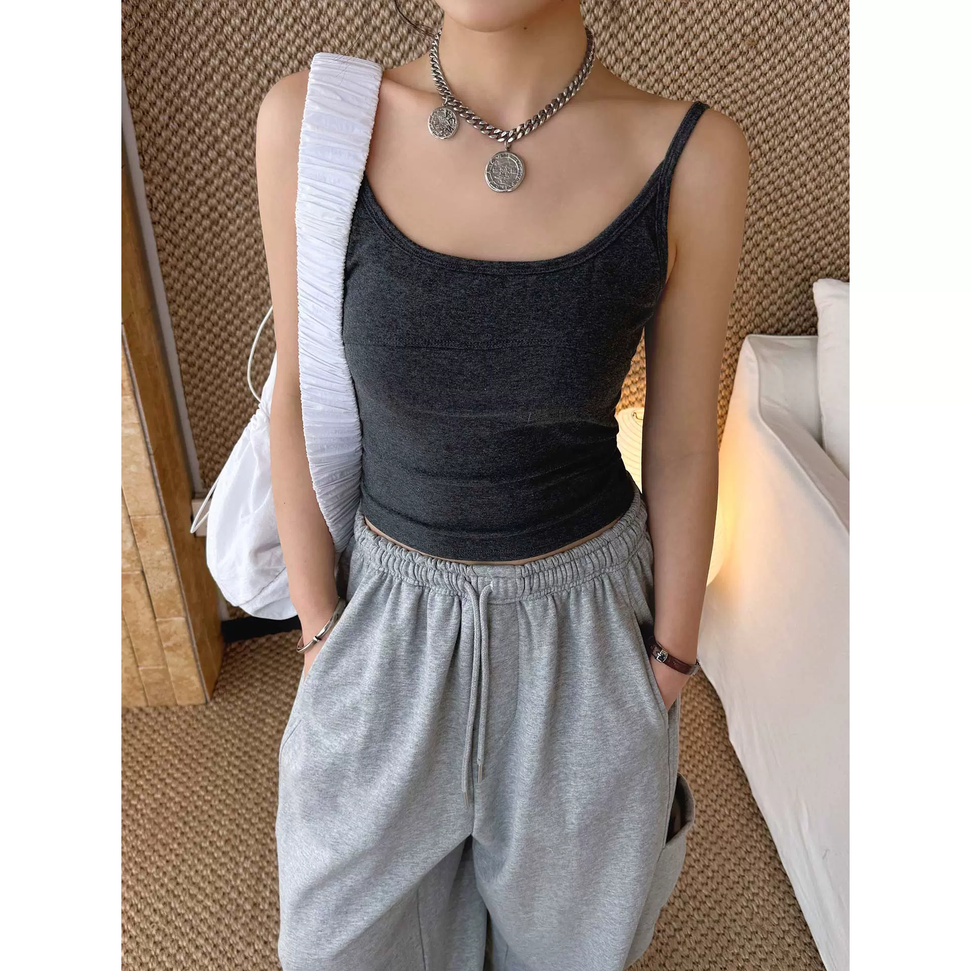 卢浮春季新款美式运动感基础款莼色修身吊带背心短款显瘦上衣女