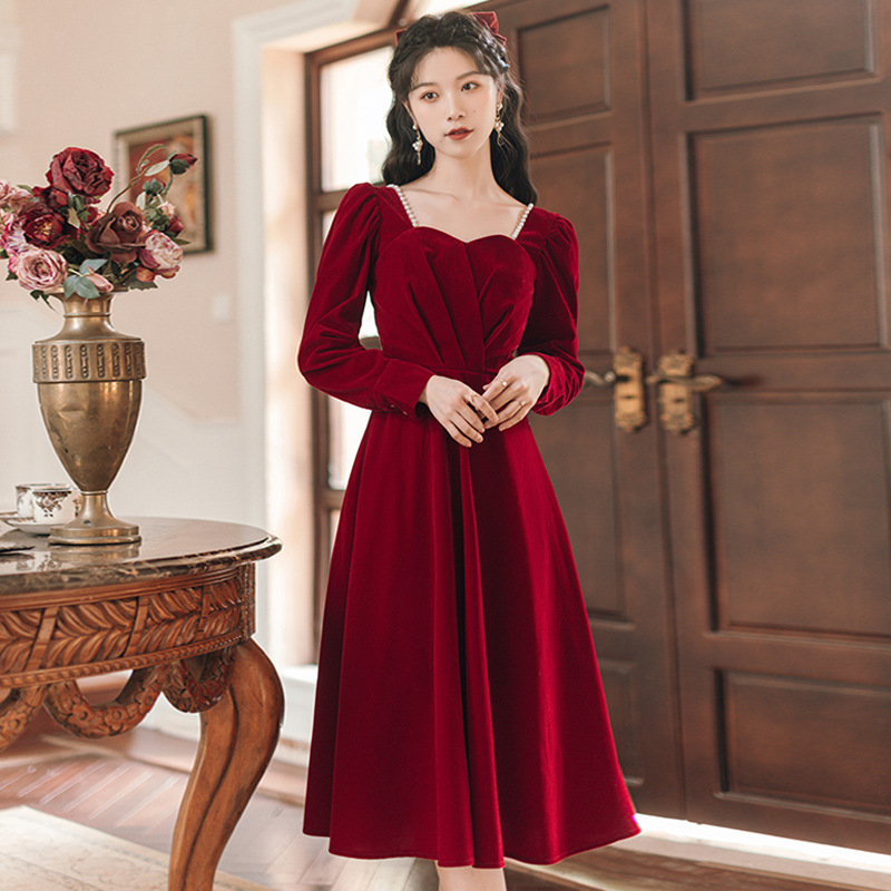 赫本小红裙秋冬丝绒连衣裙女2022年新款红色裙子平时可穿收腰长裙