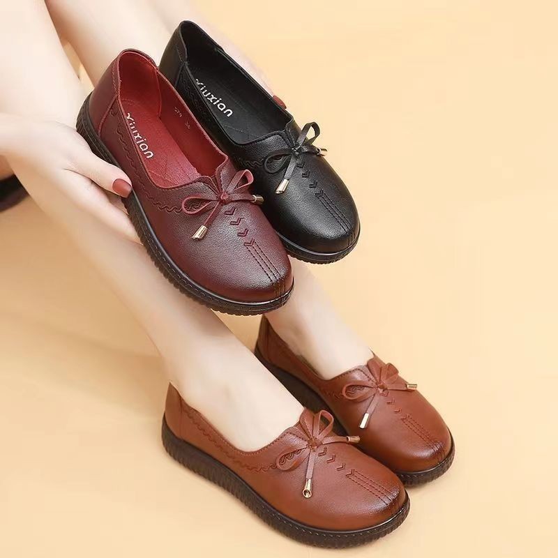 2024新款春秋妈妈鞋中年软底舒适平底老人单鞋中老年女鞋复古皮鞋