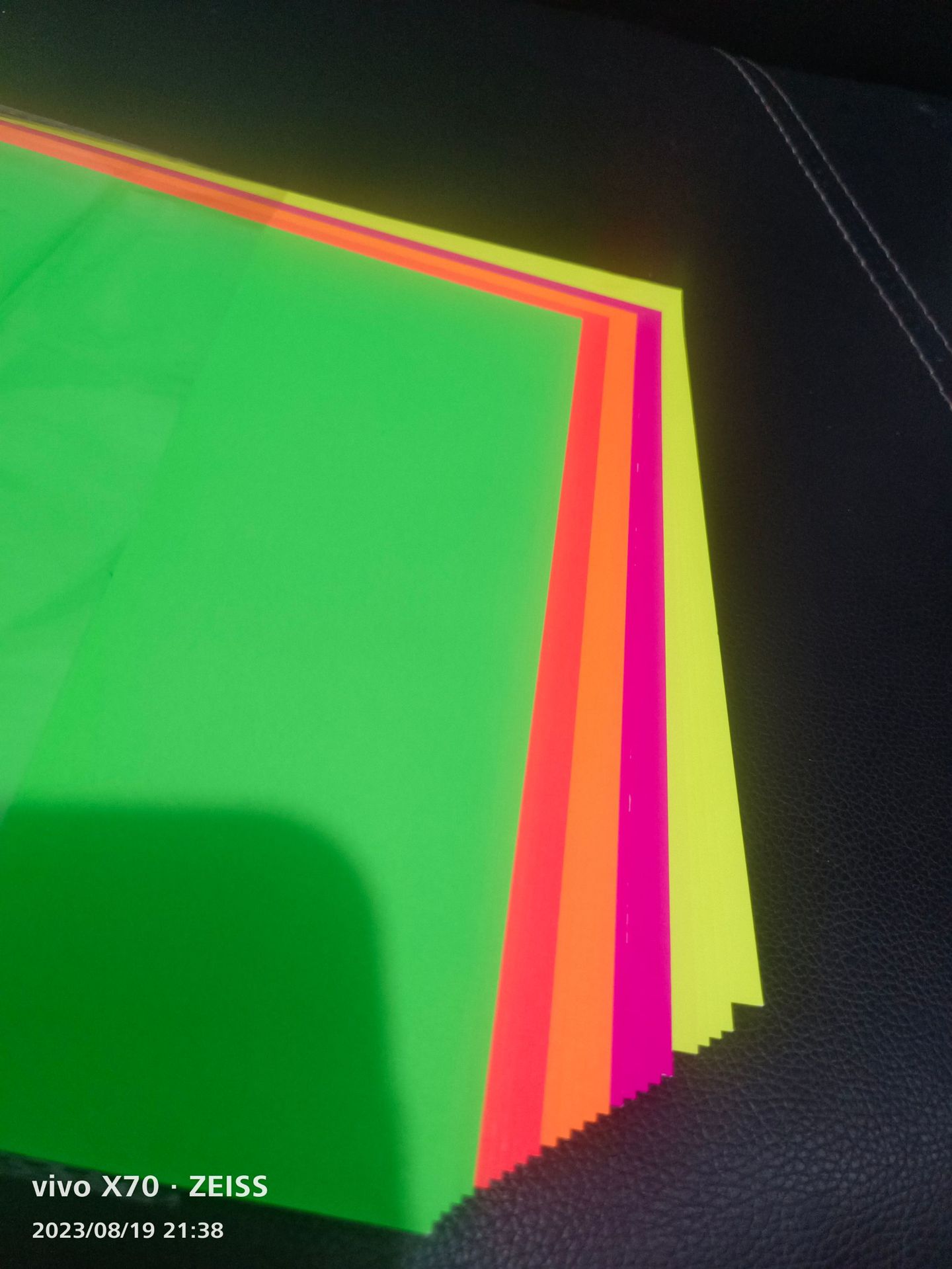 批发彩色荧光纸彩纸折纸珠光纸儿童亮光纸电光纸彩色剪纸气氛道具