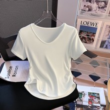 现货白色v领短袖T恤女夏季设计感掐腰打底衫弧形下摆修身短款上衣