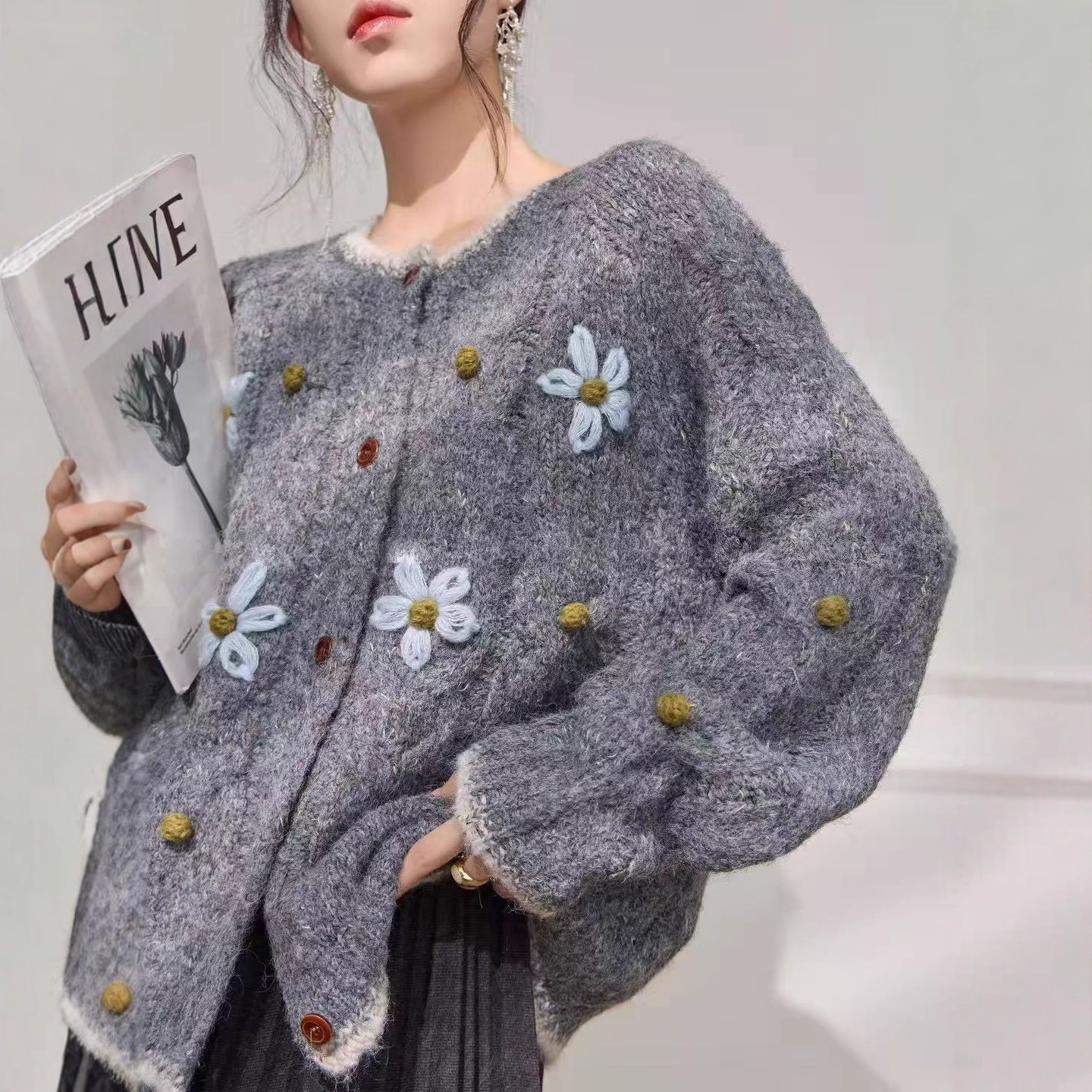 秋冬新款韩版宽松慵懒风针织开衫刺绣设计感25款温柔风毛衣外套女