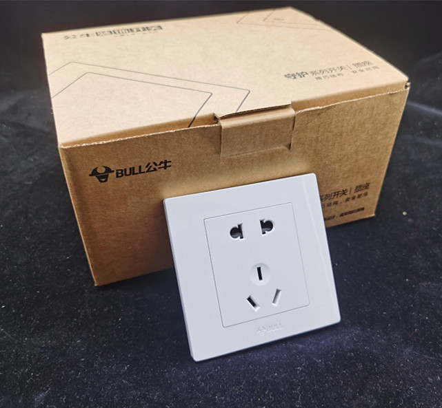 公牛墙壁开关g32白色家用86型面板五孔插座带usb插板插座