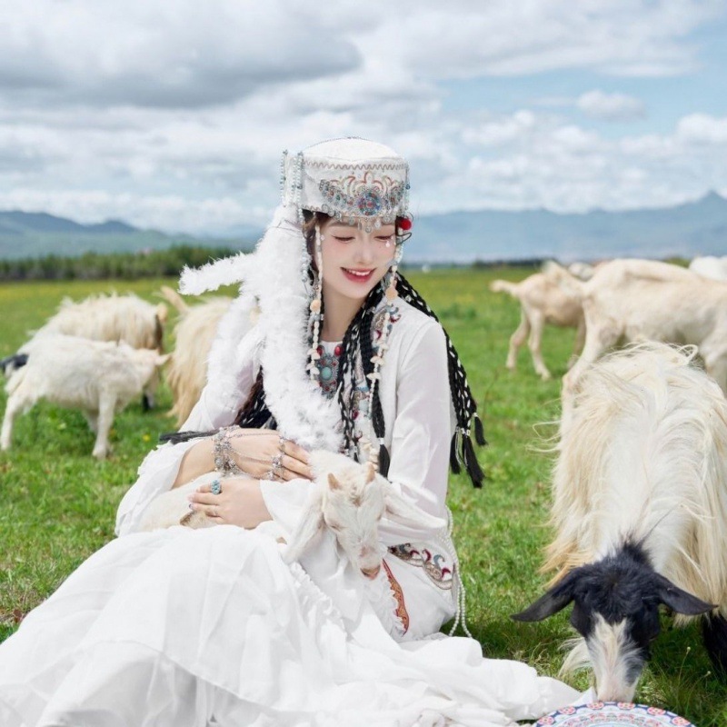 新疆民族特色服装牧羊少女维吾尔族公主云南大理丽江古城旅拍服饰