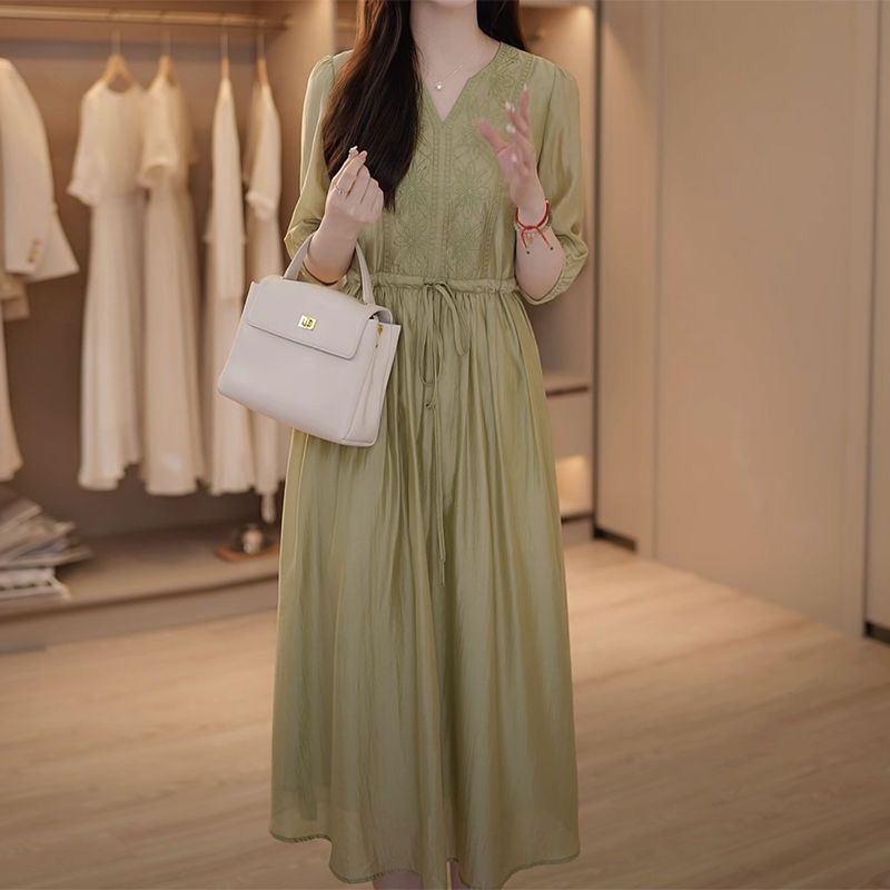 优雅感重工刺绣轻奢天丝连衣裙女2024夏季新款收腰显瘦气质中长裙