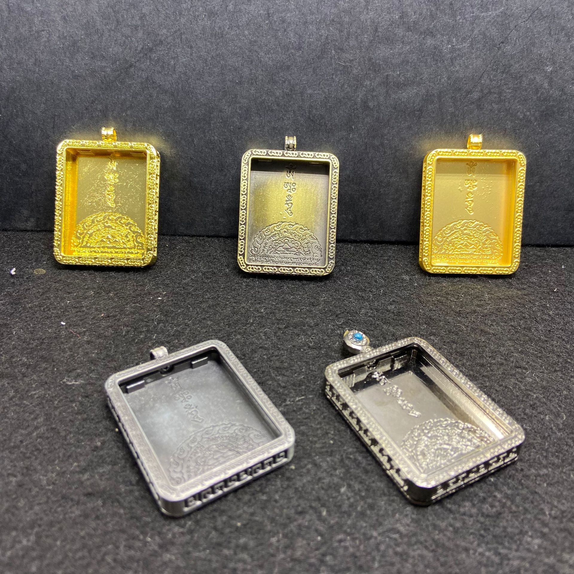 【产品名称】:嘠乌盒 【产品材料】:合金 压克力片 (内置经文) 【盒子