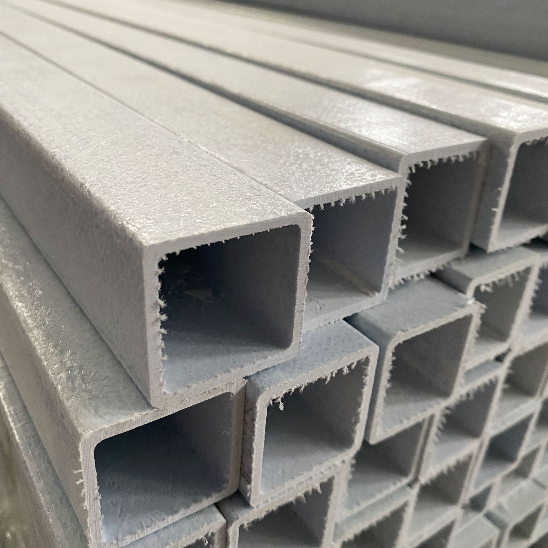 玻璃钢拉挤型材檩条立柱围栏扶手变电站护栏养殖场吊顶龙骨30方管