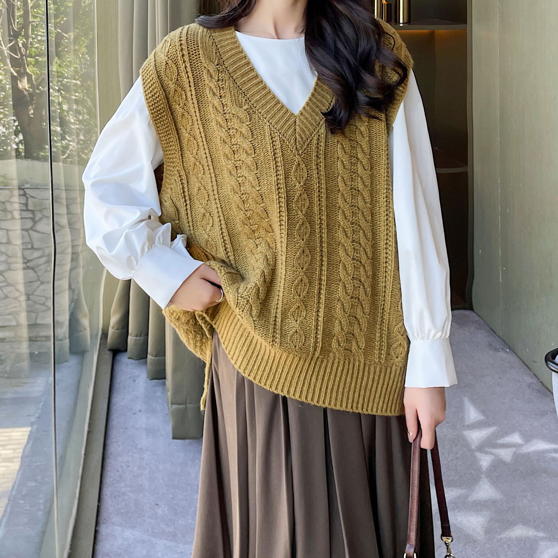 大码红色毛衣马甲女 2022早春新品v领针织背心宽松麻花慵懒风包肩