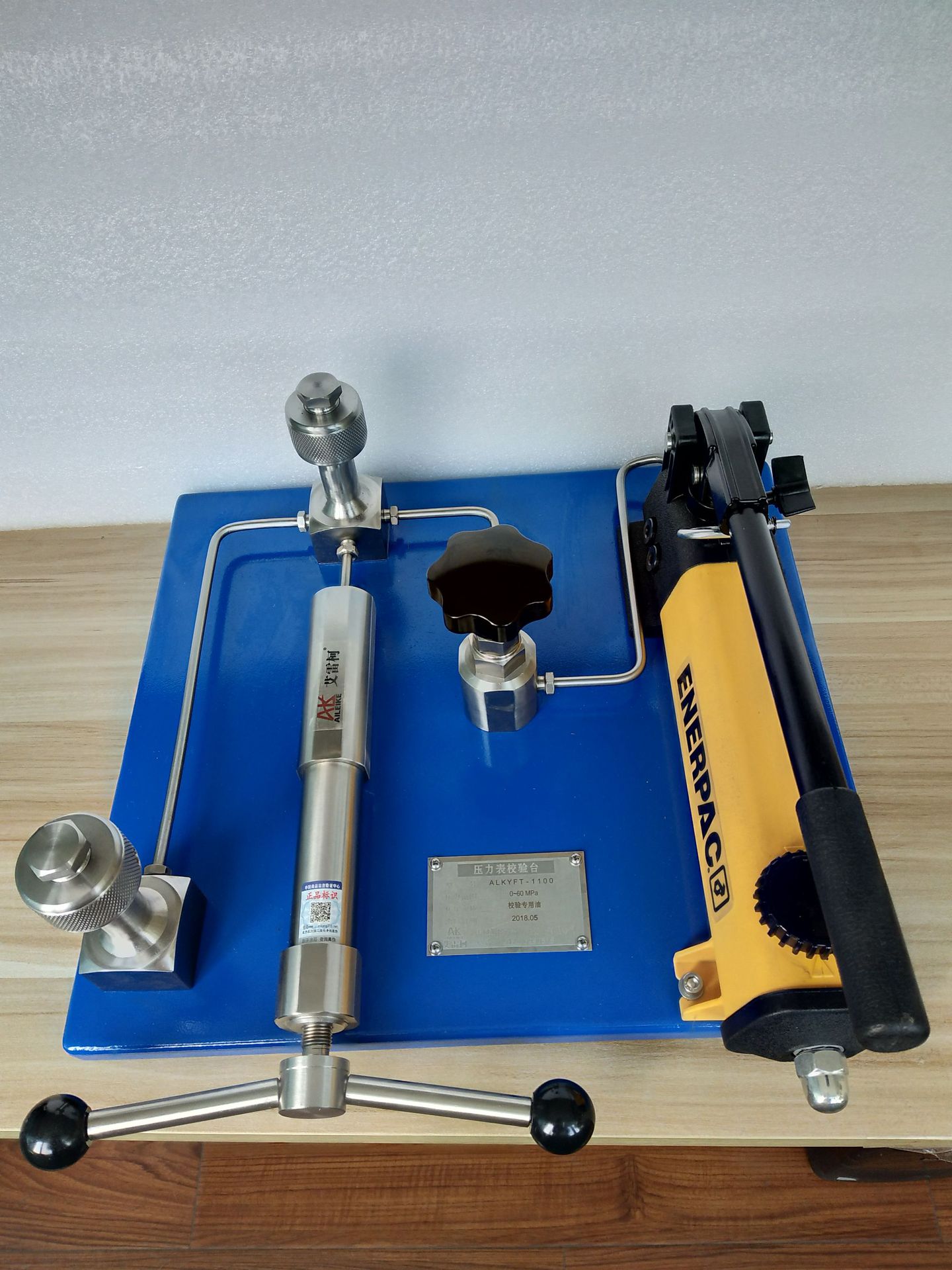 艾雷柯alk1100手动油压压力装置压力表变送器测试台0-60/100mpa