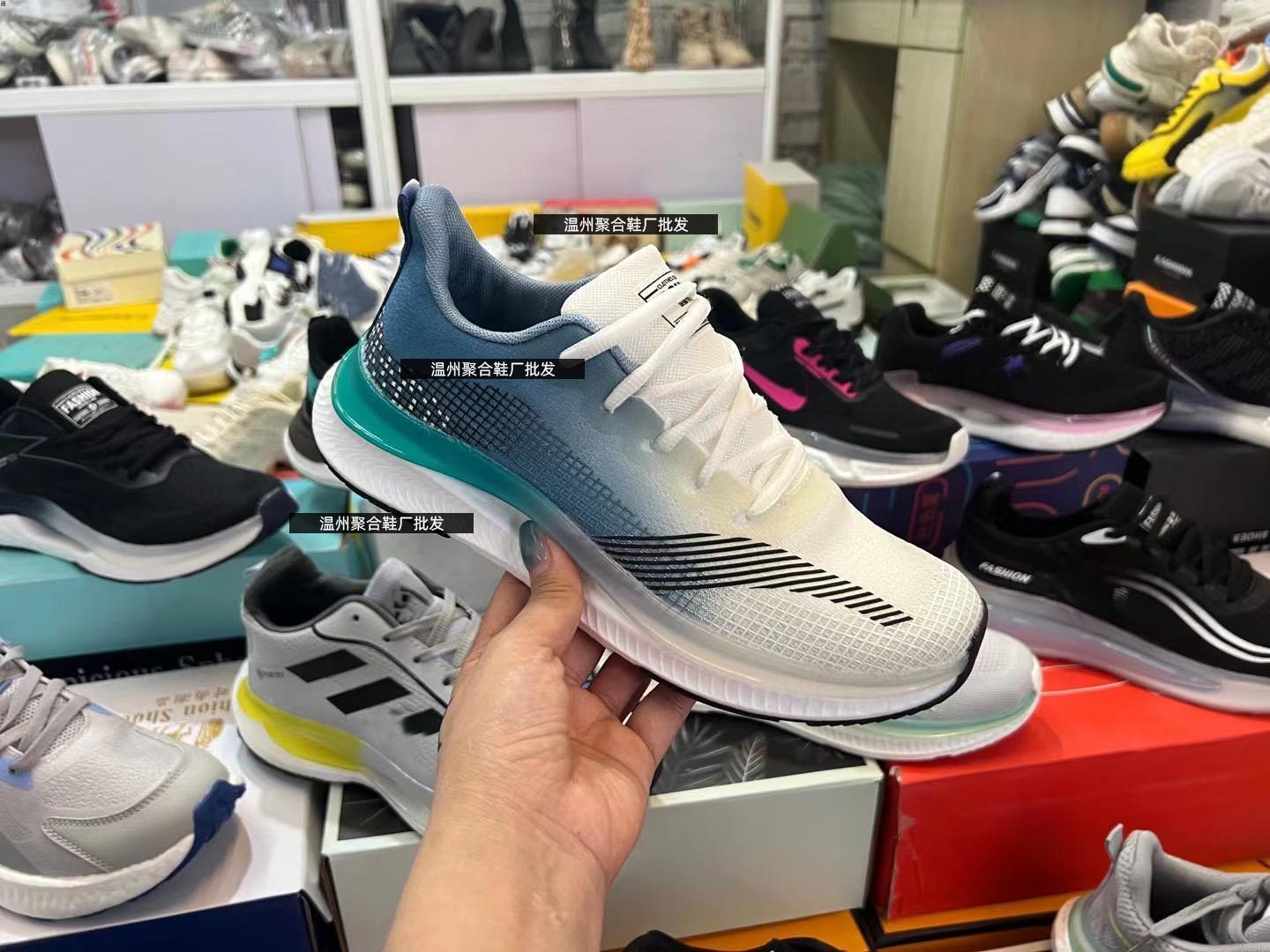 尾货鞋地摊鞋批发的摆摊鞋子厍存地摊的鞋库存尾款货鞋子运动鞋男