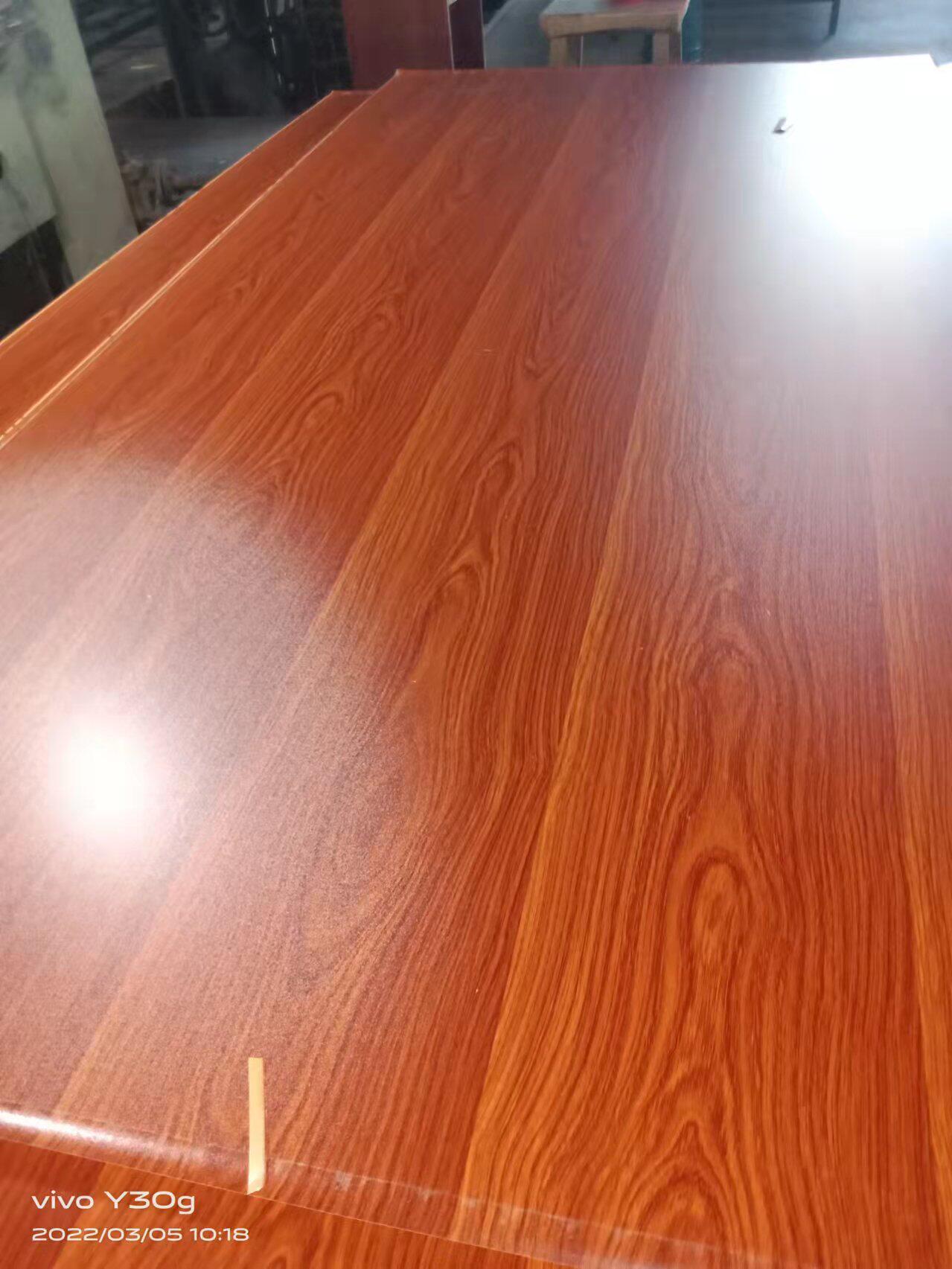 货源供应胡桃红贴面纸免漆家具板 家装木饰面板 pvc肤感板