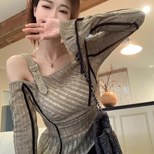 小众别致设计感露肩长袖针织衫女秋季不规则斜肩修身显瘦辣妹上衣