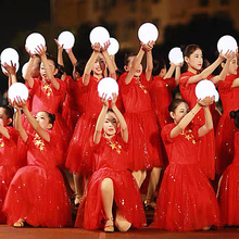 灯火里的中国灯球发光圆球灯舞蹈演出表演手捧走秀手持形合唱道具