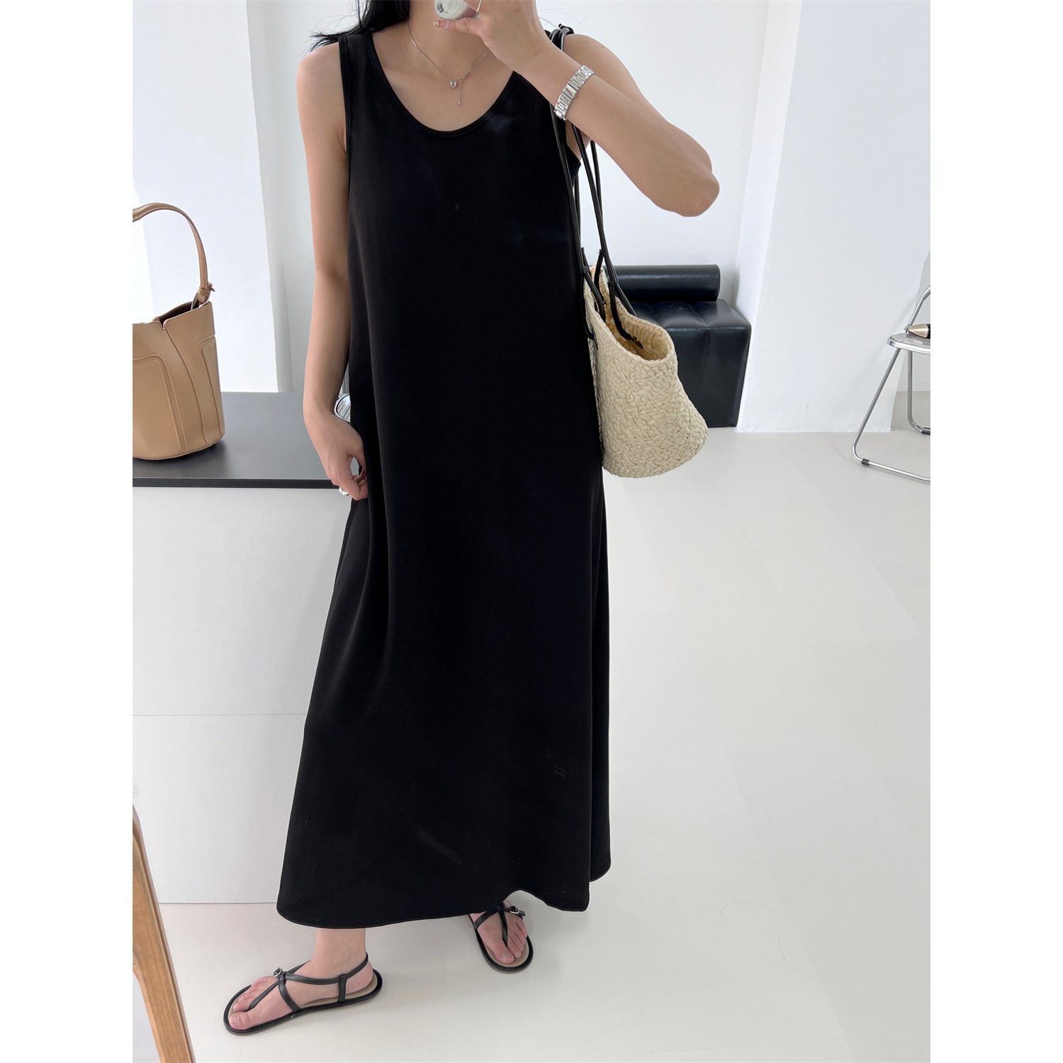 强推大u领无袖黑色背心连衣裙女铜氨丝大裙摆a字显瘦遮肉垂感韩版