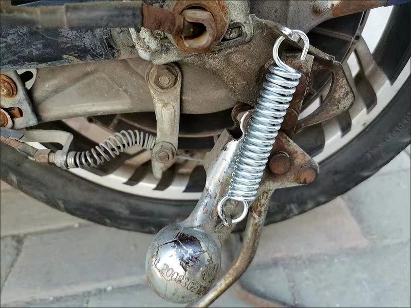 电动车双支撑通用弹簧电瓶车后支撑边脚架高弹力回应支架拉簧配