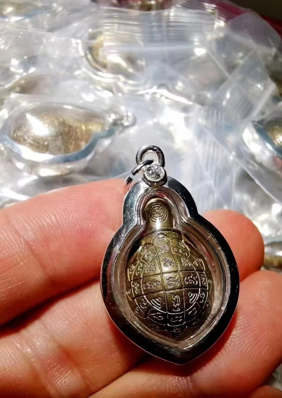 泰国佛牌真品 原庙恭请 龙婆银2560 清债财运龟 纯银带钻壳 佛牌