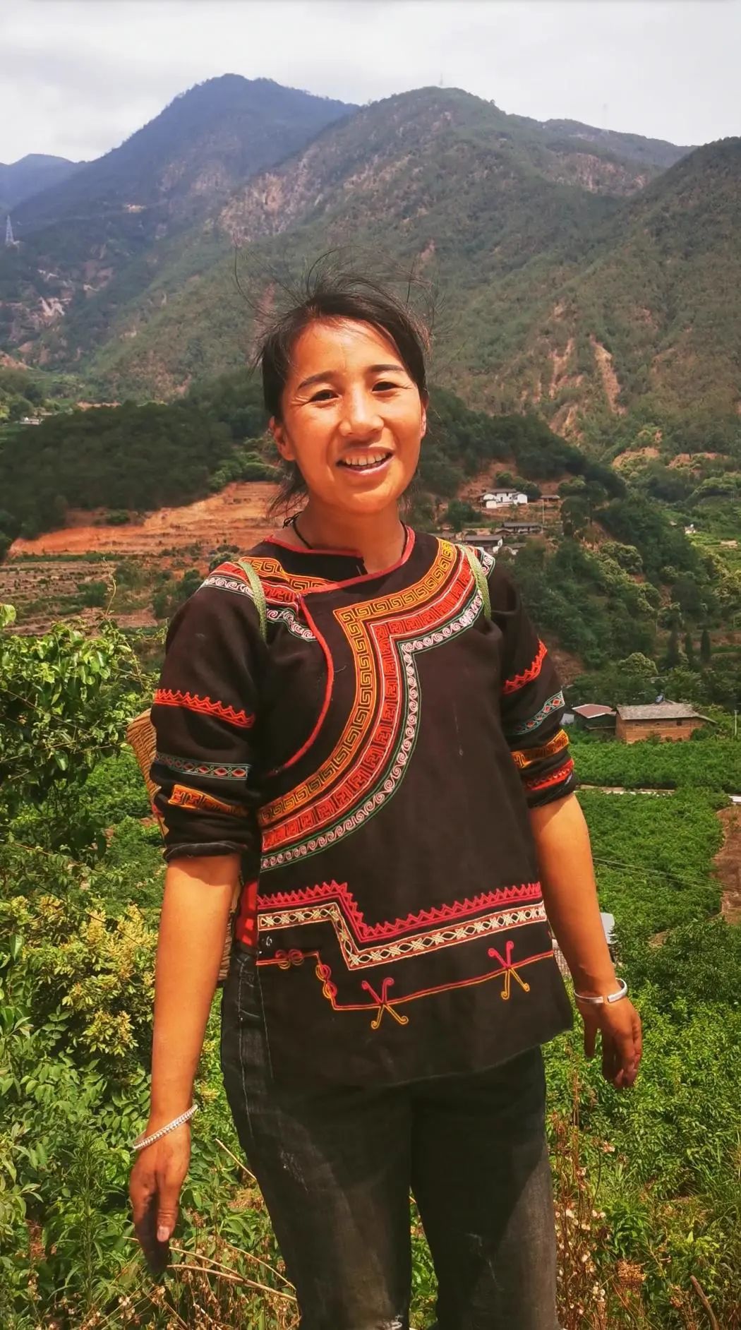 直播间里,黑妹什么都聊,邻里串门的趣闻,鸡毛蒜皮的小事,甚至是关于