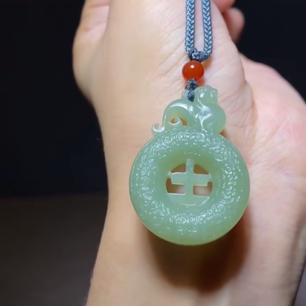 新疆和田玉精美平安扣吊坠镂空雕刻料子细腻带证书终生保真