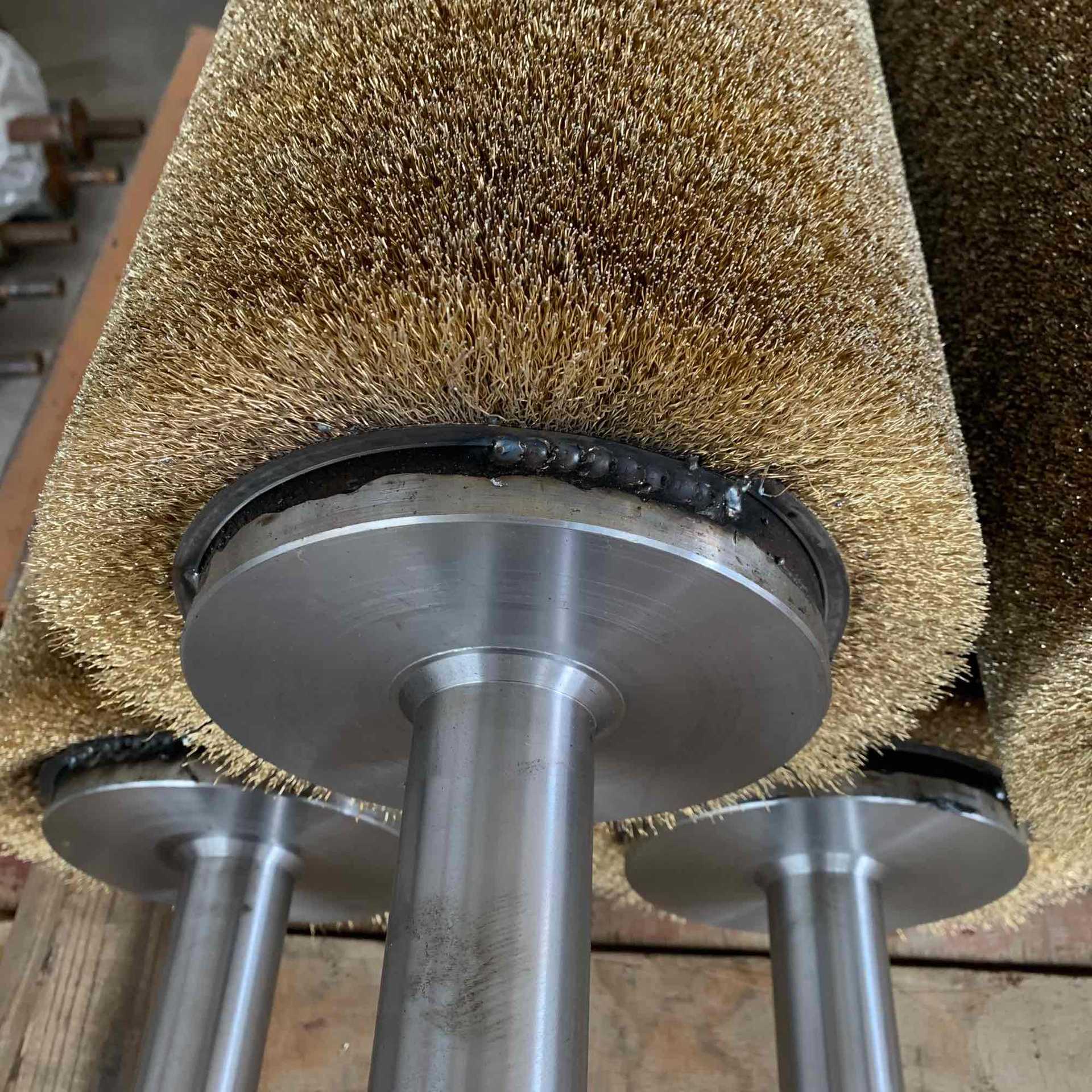 钢丝刷辊缠绕式金属丝毛刷辊镀铜丝刷辊磨料丝刷辊抛光除锈打磨刷