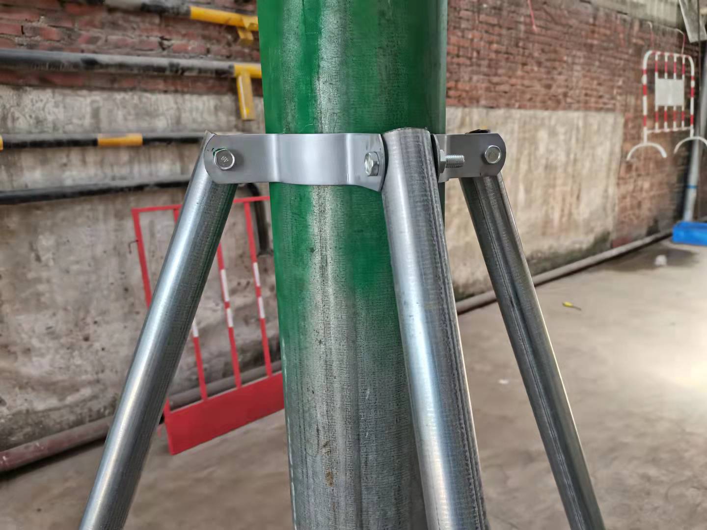 镀锌钢管树木支撑架 金属铁抱箍固定器 园林绿化防风大树撑杆苗木