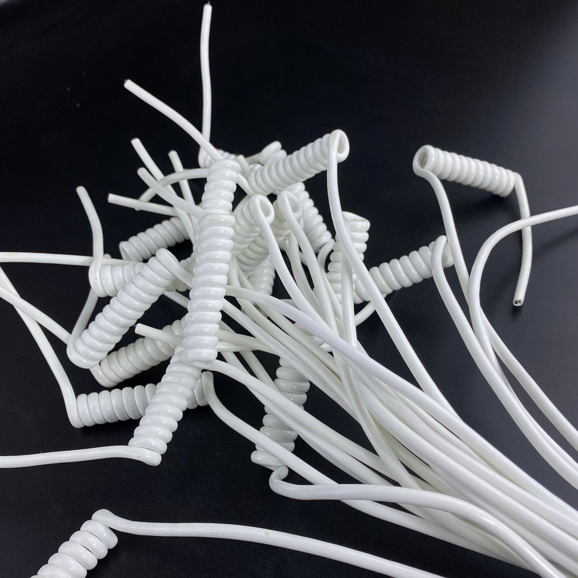 多芯伸缩白色pu弹簧线 亮面 高弹力0.3平方多芯螺旋弹弓电源线