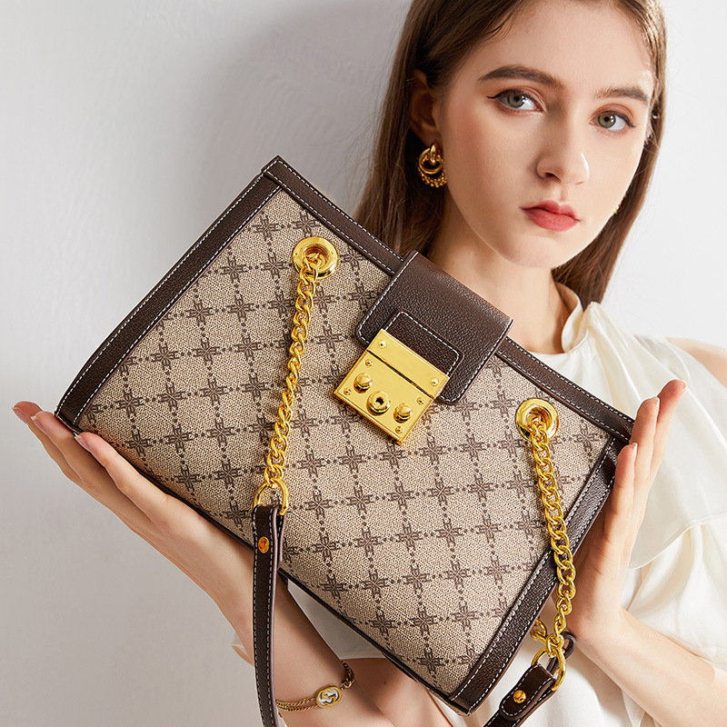 款奢侈品牛皮女包