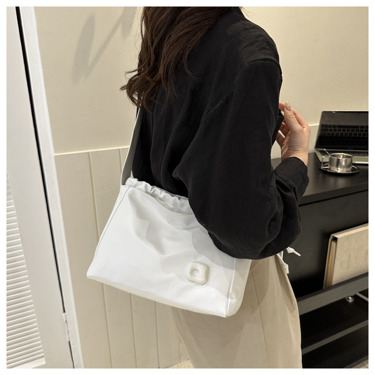 Retro Small Solid Color Square Bag 2023 New Shoulder Messenger Bag Minority Fashion Simple Temperament Commute Versatile Women's Bag