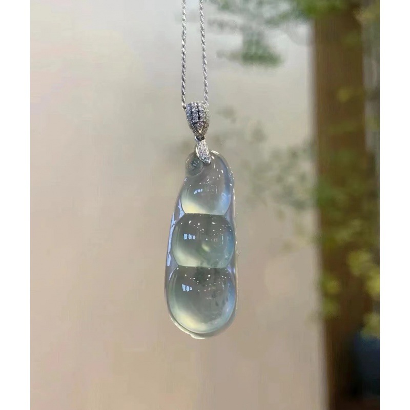 天然缅甸冰种飘蓝花福豆翡翠吊坠老坑a货四季豆叶子玉坠项链热卖