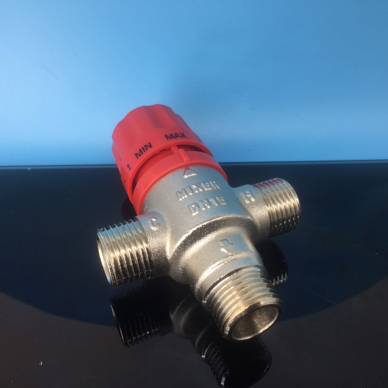 工厂批发dn15太阳能恒温阀自动恒温混水阀管道混水阀全铜温控阀