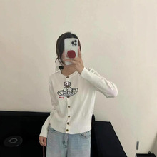 西太后秋季新款小土星刺绣圆领纽扣针织开衫长袖打底衫毛衣上衣