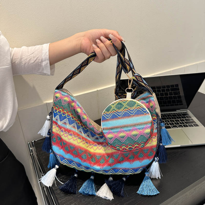 高颜值民族风斜挎包包女2024新款潮百搭宽肩带单肩包流苏斜挎包女