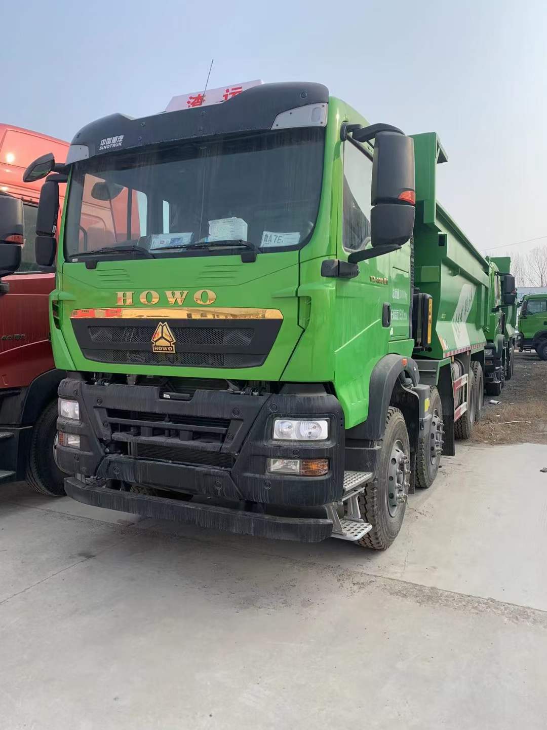 豪沃tx渣土车国六5.8米前四后八自卸车绿色