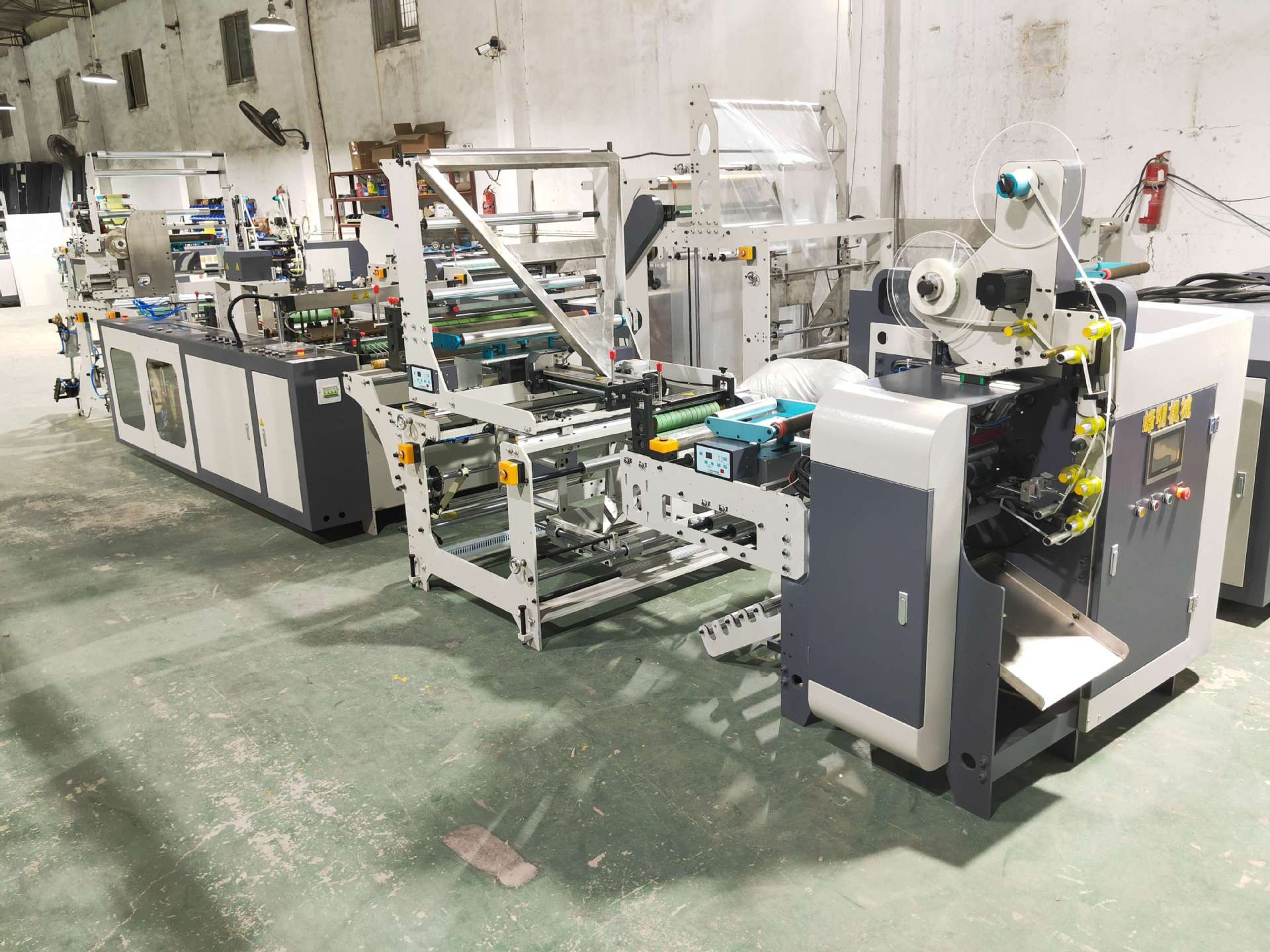 自动贴标穿绳垃圾袋机 免撕抽绳袋机 免撕垃圾袋机制造设备定制