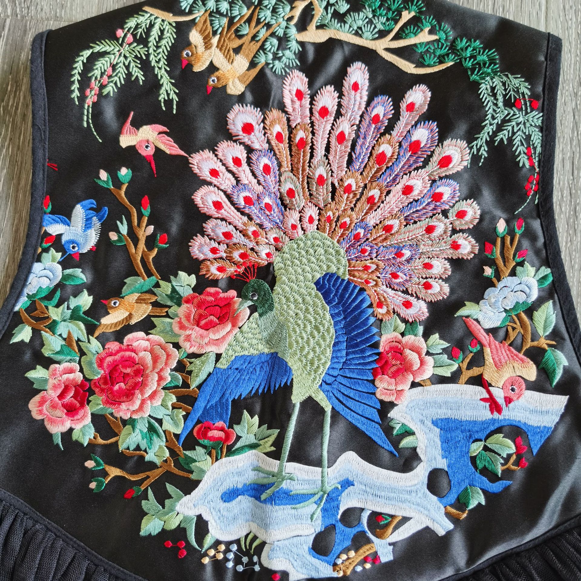 云南昆明民族风重工刺绣生产加工定制机器绣花订做大面积工业机绣