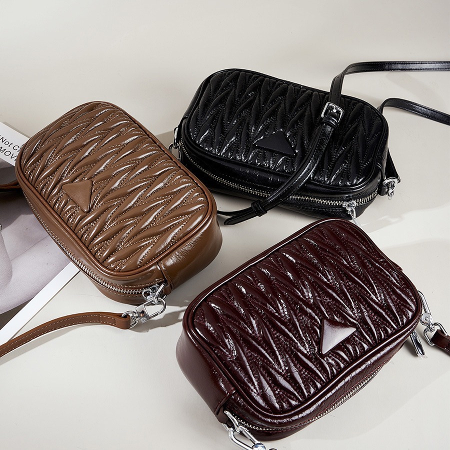 斜挎精致小包真皮相机包女2024新款高级感褶皱时尚小方包斜挎包