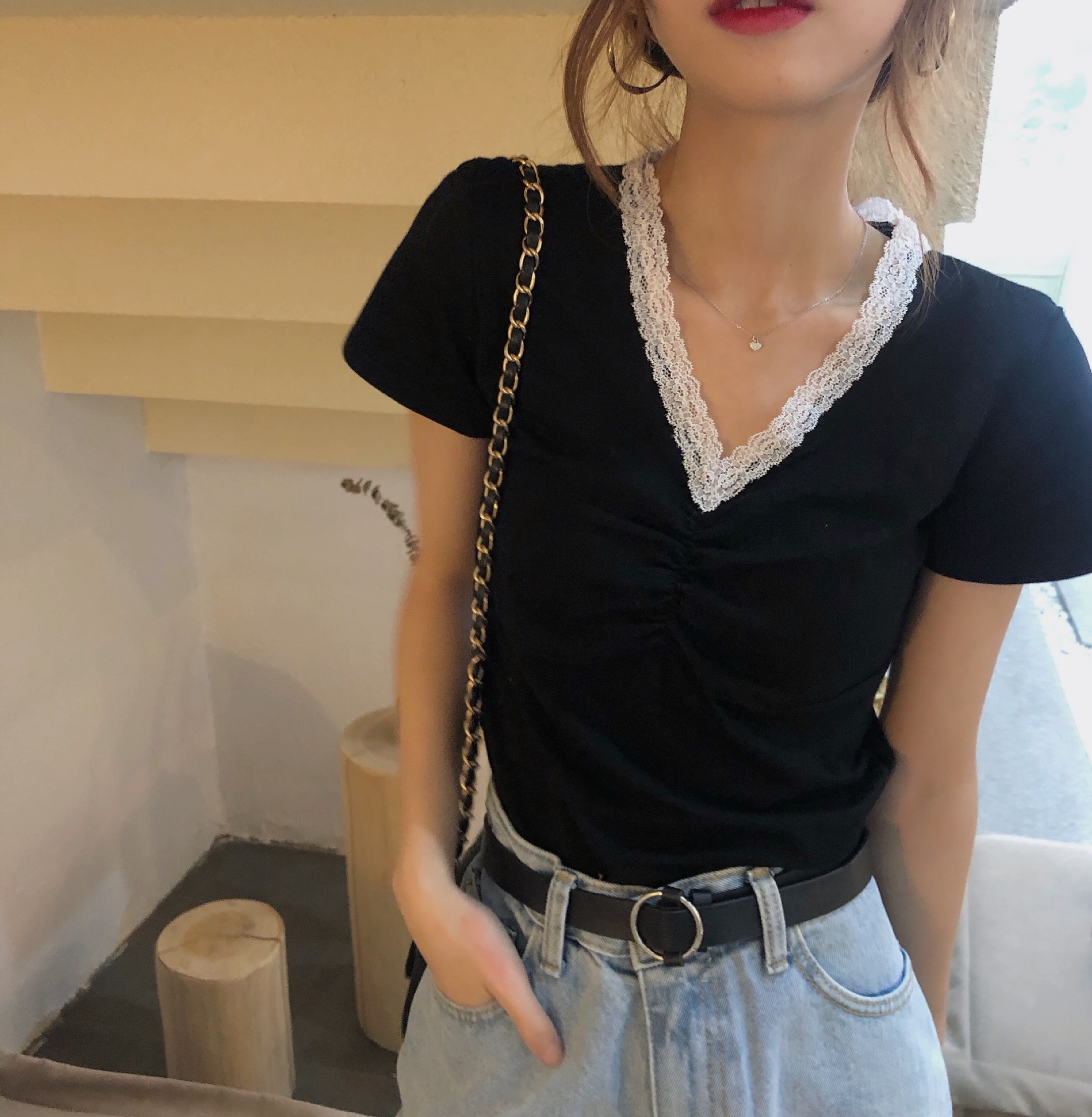 法式v领冰丝短袖t恤女潮ins夏设计感小众辣妹高腰短款露锁骨上衣