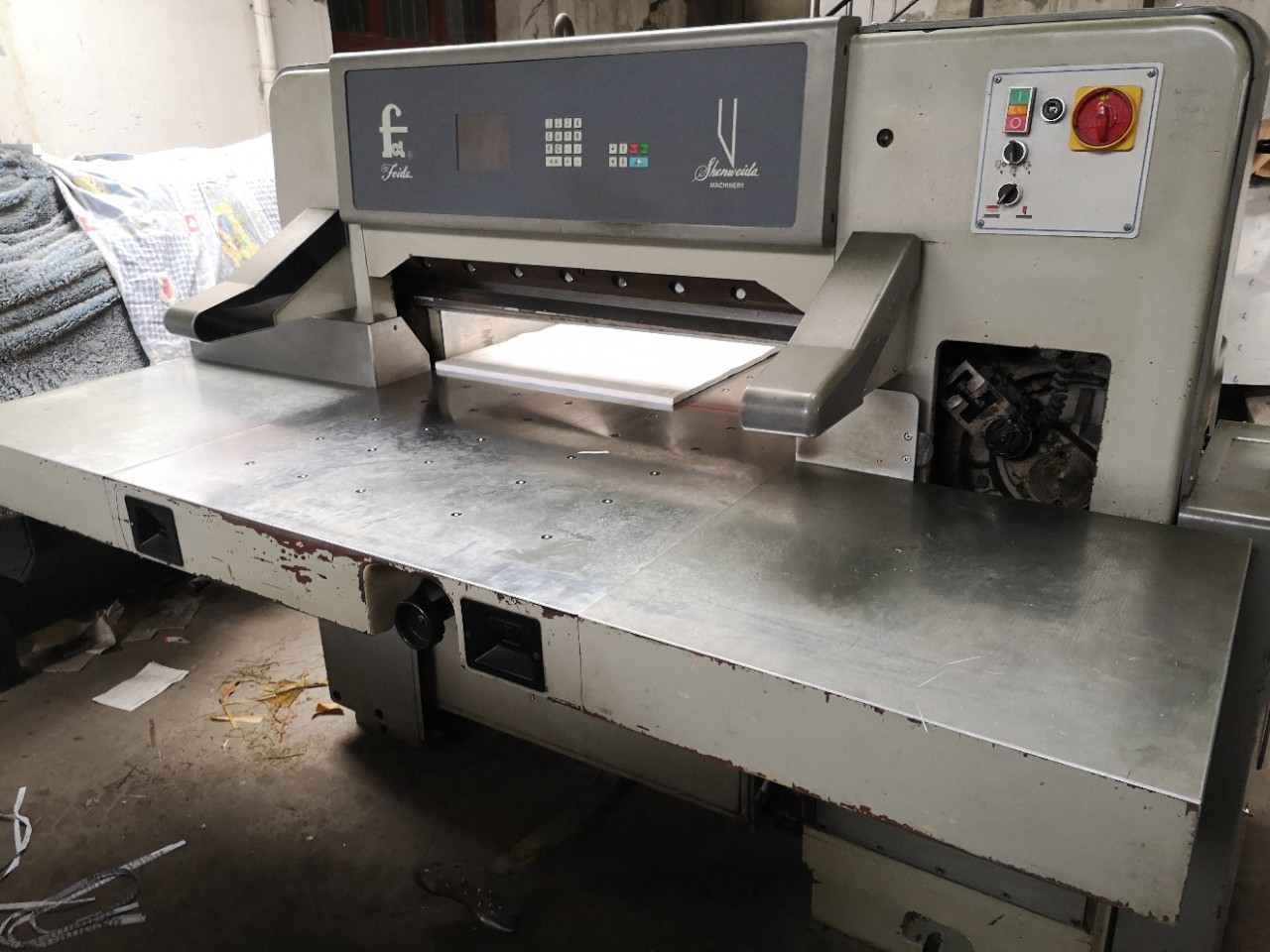 申威达全新二手全张/对开/920/1370切纸机