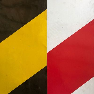 佳通红白黄黑隔离警示带铁皮警示带基坑护栏踢脚板楼层隔离带