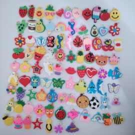 工厂直销PVC软挂件多款小挂坠配饰编织橡皮筋彩虹手链配件DIY