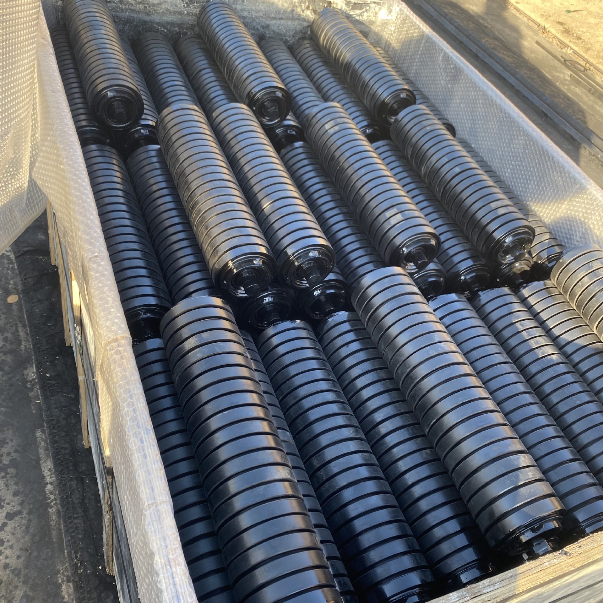 源头厂家供应缓冲托辊 输送机械胶面托辊 皮带机包胶托辊质优价廉