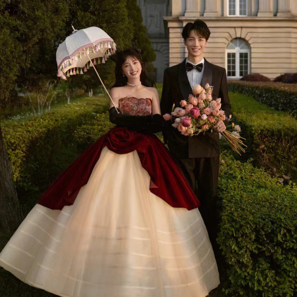 新款影楼主题服装在逃公主情侣法式草坪复古婚纱摄影写真拍照礼服