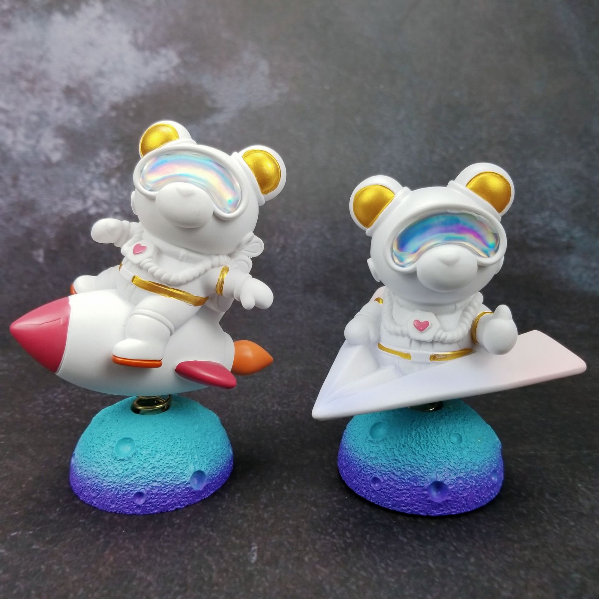 创意宇航员太空熊办公桌面礼品潮熊弹簧树脂摆件男孩卡通学生装饰