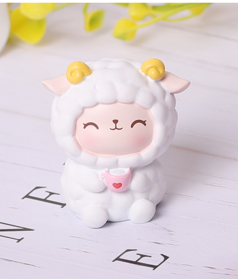 办公室桌面公仔摆件小羊创意玩具卡通动物装饰品车内生日礼物个性